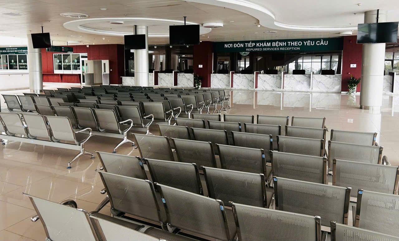 Khu vực đón tiếp bệnh nhân tại Bệnh viện Bạch Mai cơ sở Ninh Bình. Ảnh: Nguyễn Trường