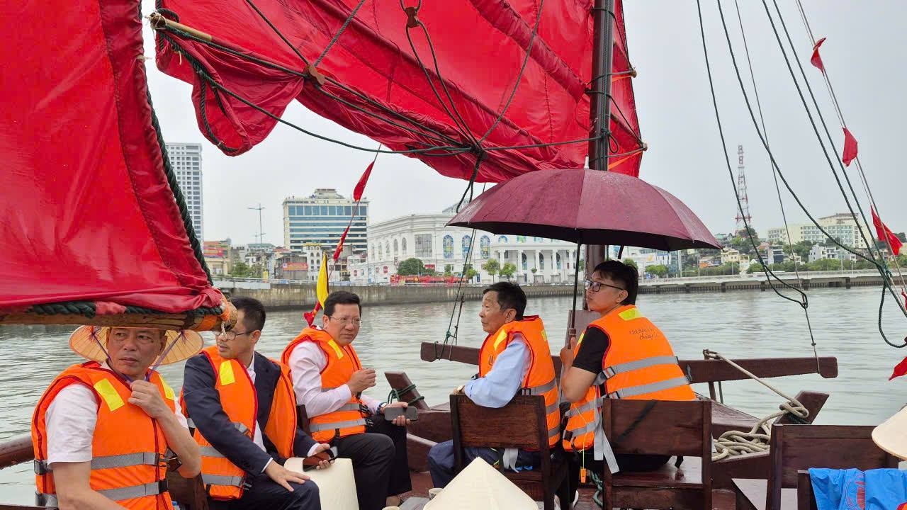 Các đại biểu trải nghiệm ngắm vịnh Hạ Long trên thuyền buồm ba vách sáng 29.6. Ảnh: Nguyễn Hùng