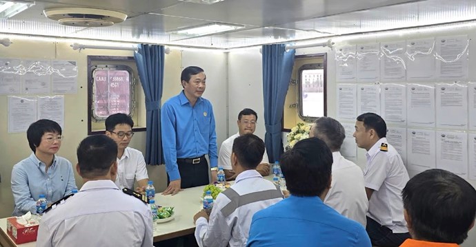 Công đoàn VIMC tiếp sức thuyền viên bám biển