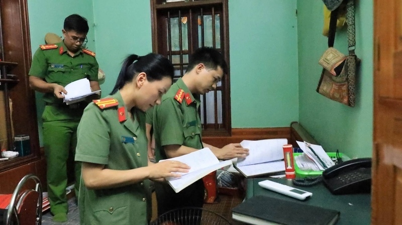 Cơ quan chức năng kiểm tra, thu giữ nhiều tài liệu, sổ sách và chứng cứ tại Đền Công đồng Bắc Lệ. Ảnh: CALS