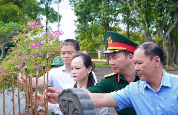 Ban Chỉ đạo về tìm kiếm, quy tập và xác định danh tính hài cốt liệt sĩ tỉnh Quảng Trị phối hợp với xã Vĩnh Linh trang trọng tổ chức lễ viếng, dâng hương tưởng niệm các anh hùng liệt sĩ. Ảnh: Bộ CHQS tỉnh Quảng Trị