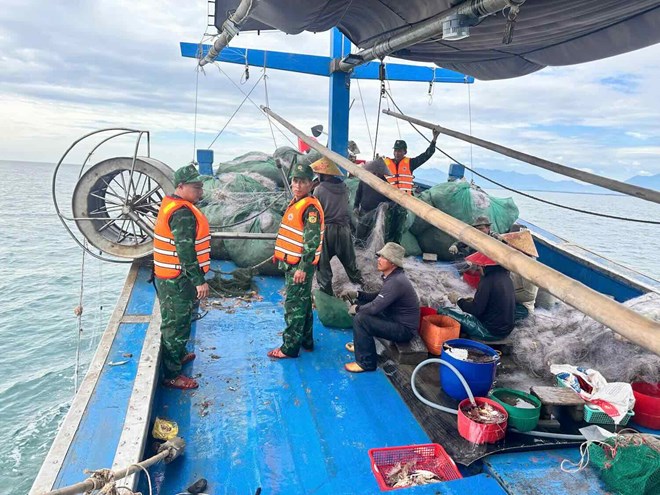 Bộ đội Biên phòng Huế bắt giữ 2 tàu cá khai thác sai vùng quy định
