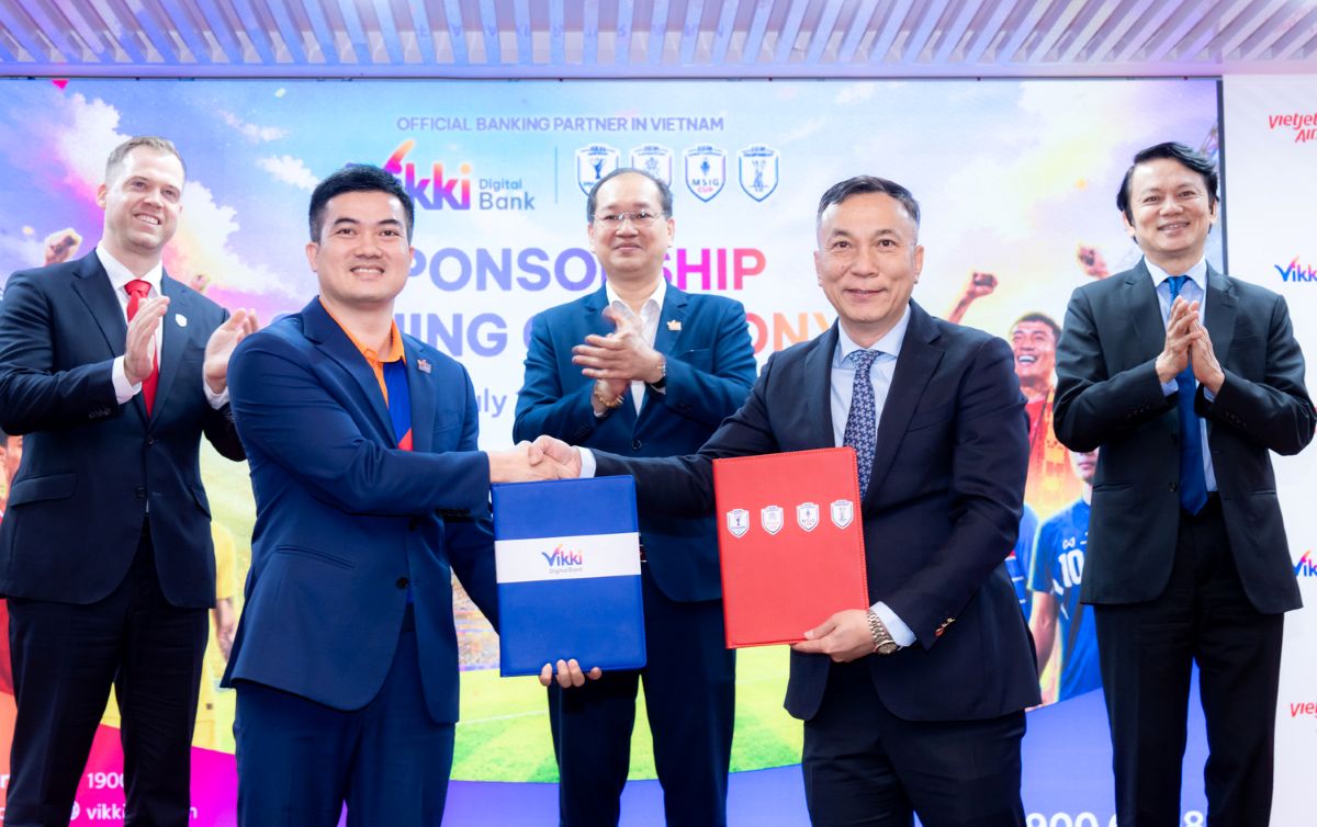 Đại diện AFF trao biên bản hợp tác cho Ngân hàng Số Vikki, đánh dấu mối quan hệ hợp tác giữa hai bên. Ảnh: Vietjet
