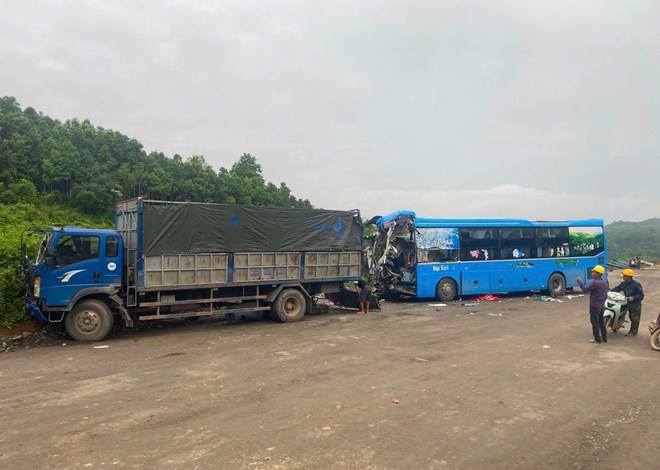 Tài xế xe khách tử vong sau va chạm trên cao tốc Nội Bài - Lào Cai