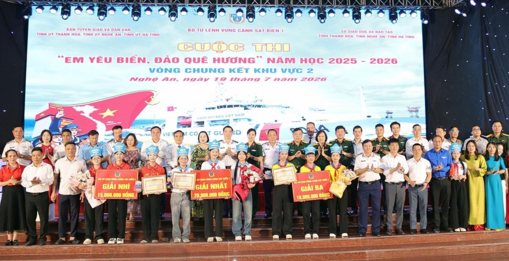 Ban Tổ chức chụp ảnh lưu niệm với các đội thi. Ban Tổ chức chụp ảnh lưu niệm với các đội thi.