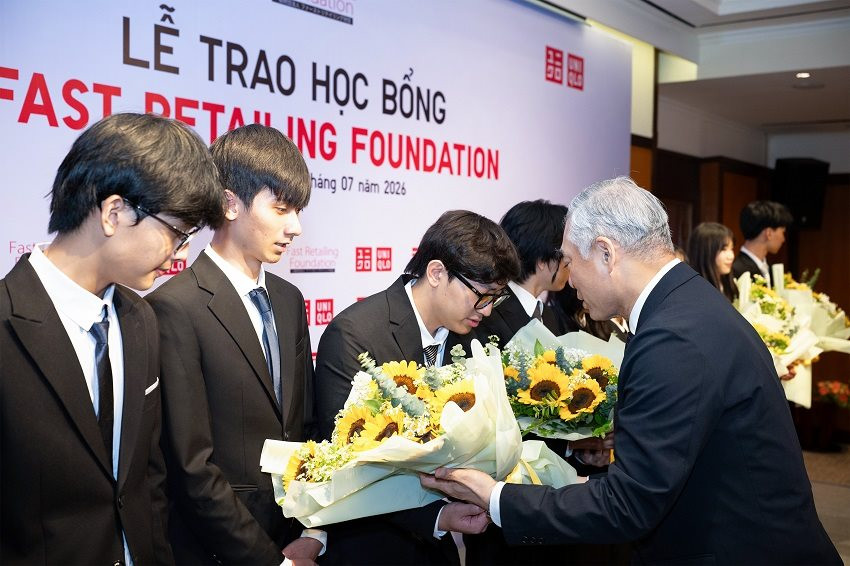 ong-noriaki-koyama-chuc-mung-cac-em-hoc-sinh-uu-tu-da-nhan-duoc-hoc-bong-cua-quy-fast-retailing.jpg