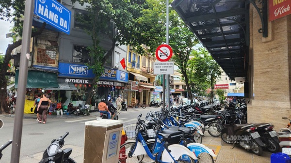 Việc bố trí bãi đỗ xe, điểm trung chuyển, xe đạp công cộng và tăng cường xe buýt là những giải pháp Hà Nội triển khai trong giai đoạn đầu thí điểm vùng phát thải thấp ở Vành đai 1. Ảnh: Minh Hạnh