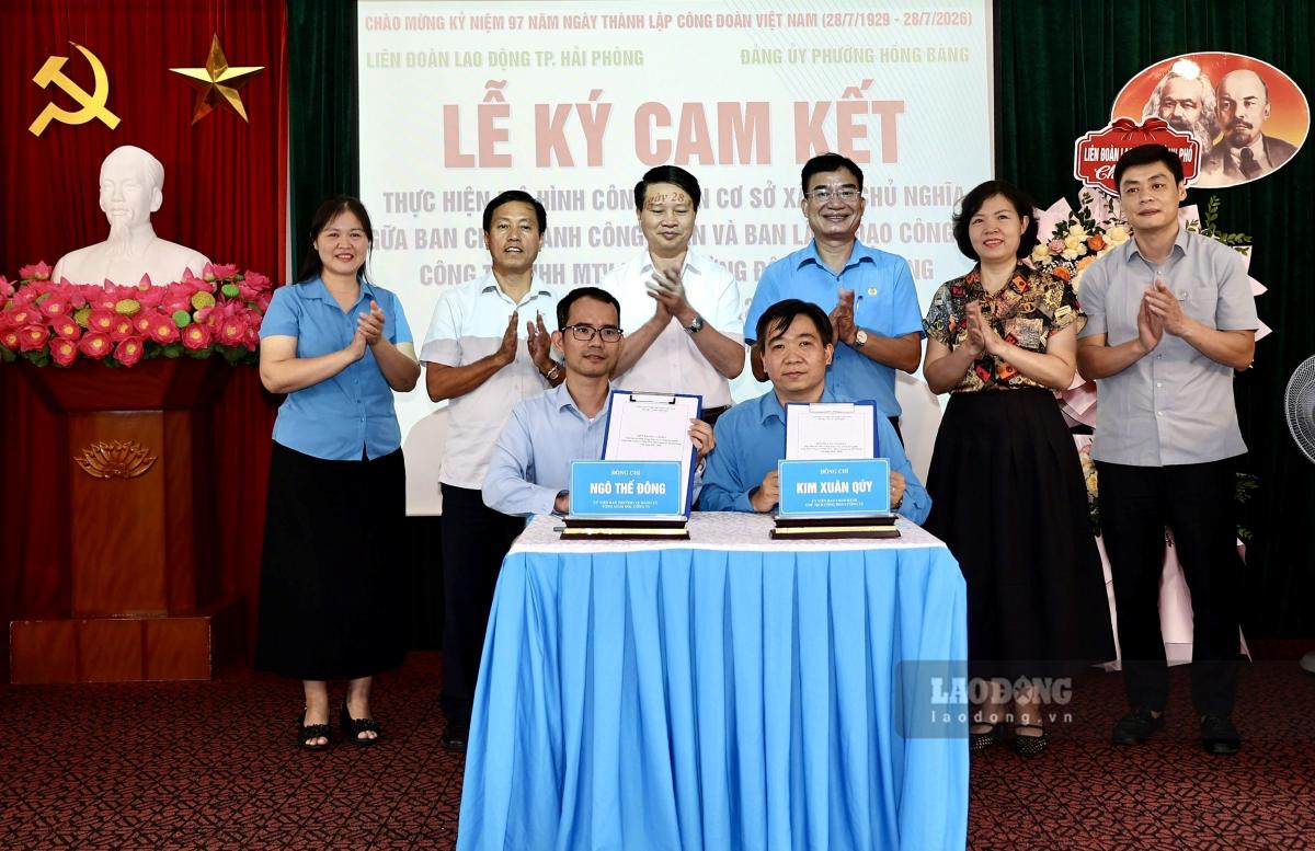 Công ty và công đoàn kí kết chương trình phối hợp triển khai mô hình. Ảnh: Mai Dung