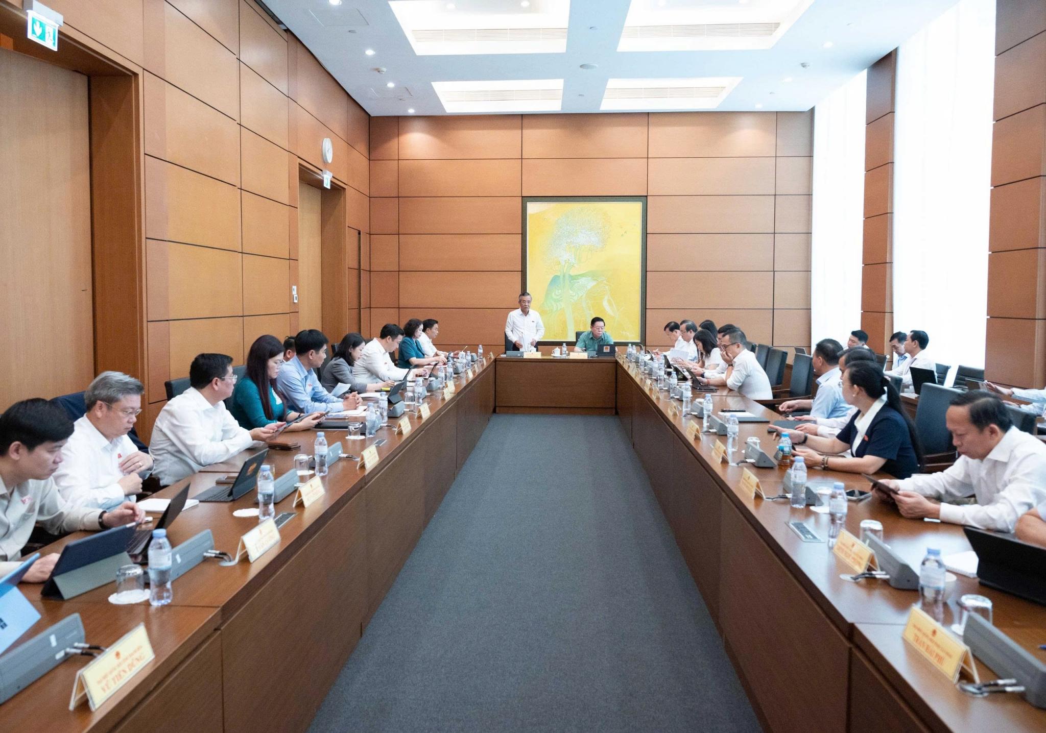 Đại biểu Quốc hội đồng tình ban hành cơ chế đặc thù cho các dự án phục vụ APEC 2027 Đại biểu Nguyễn Minh Sơn (Đoàn Đồng Tháp) cũng thể hiện sự đồng tình cao với Tờ trình của Chính phủ, Báo cáo thẩm tra của Uỷ ban Kinh tế và Tài chính.