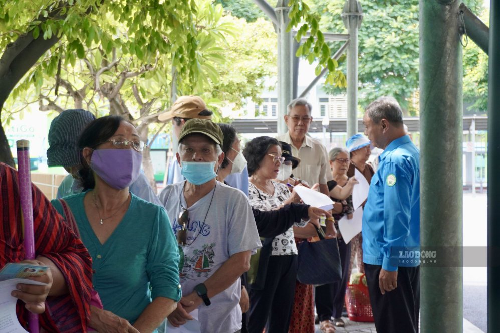 Người dân xếp hàng đăng ký Thẻ giao thông công cộng tại Bến xe buýt Sài Gòn. Ảnh: Như Quỳnh