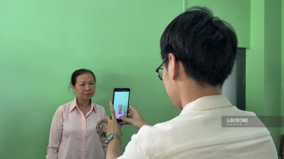 Người dân được hỗ trợ thông tin và chụp ảnh trực tiếp tại điểm đăng ký cấp Thẻ giao thông công cộng. Ảnh: Như Quỳnh