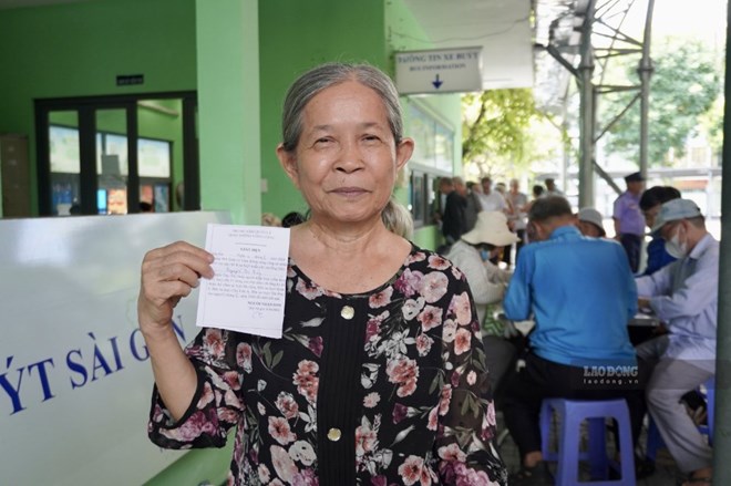 Ngày đầu TPHCM cấp thẻ đi xe buýt, đông người dân xếp hàng chờ làm thủ tục