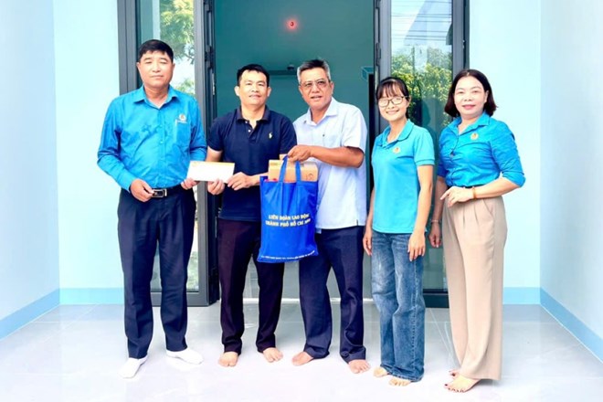 Hỗ trợ đoàn viên ở xã Phước Hải sửa chữa căn nhà Mái ấm Công đoàn