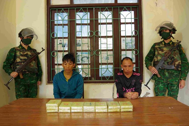 Bắt 2 đối tượng vận chuyển 15 bánh heroin từ Điện Biên đi Lào Cai