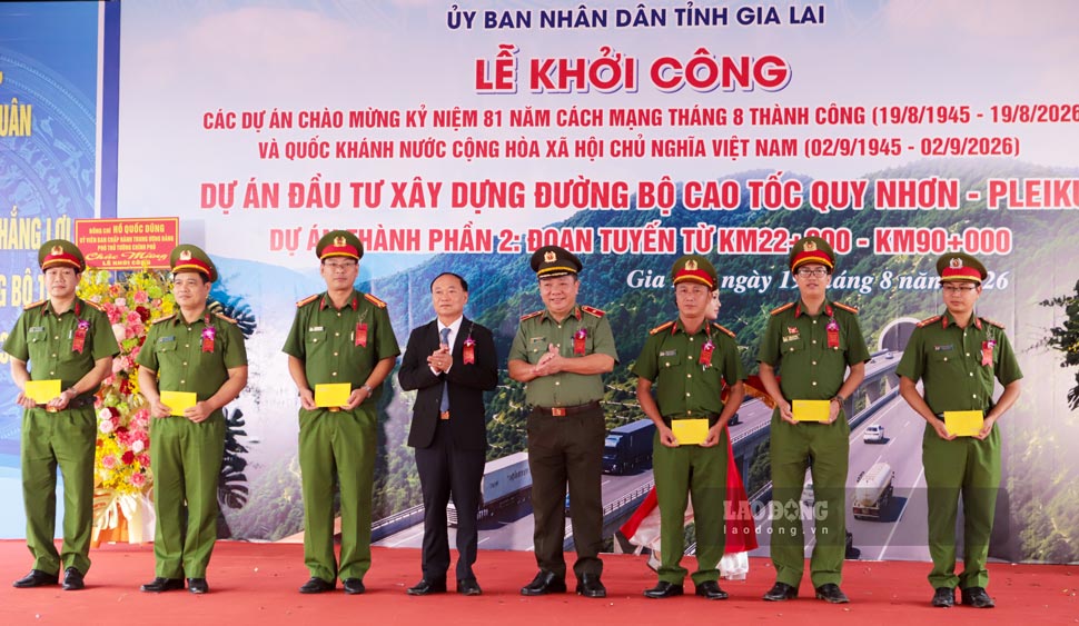 Dịp này, Ủy viên Ban Chấp hành Trung ương Đảng, Bí thư Tỉnh ủy Gia Lai Thái Đại Ngọc tặng quà cho lực lượng công an các địa phương. Ảnh: Hoài Phương