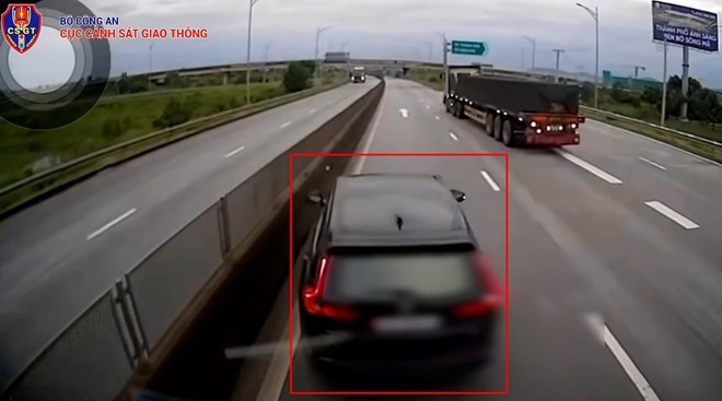 Ôtô rời cao tốc đột ngột khiến xe phía sau phải phanh gấp