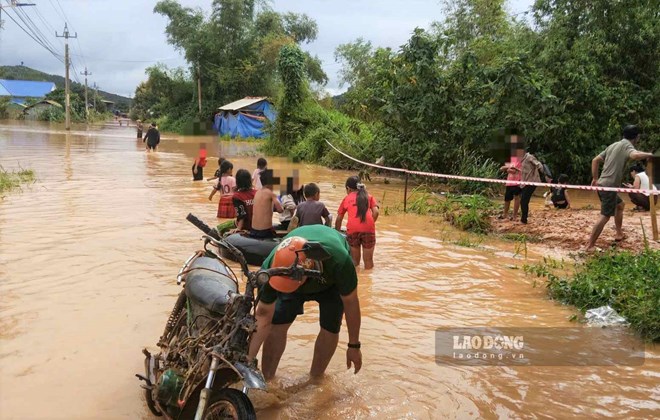 Học sinh ở Tà Đùng tạm nghỉ học do đường giao thông bị ngập sâu