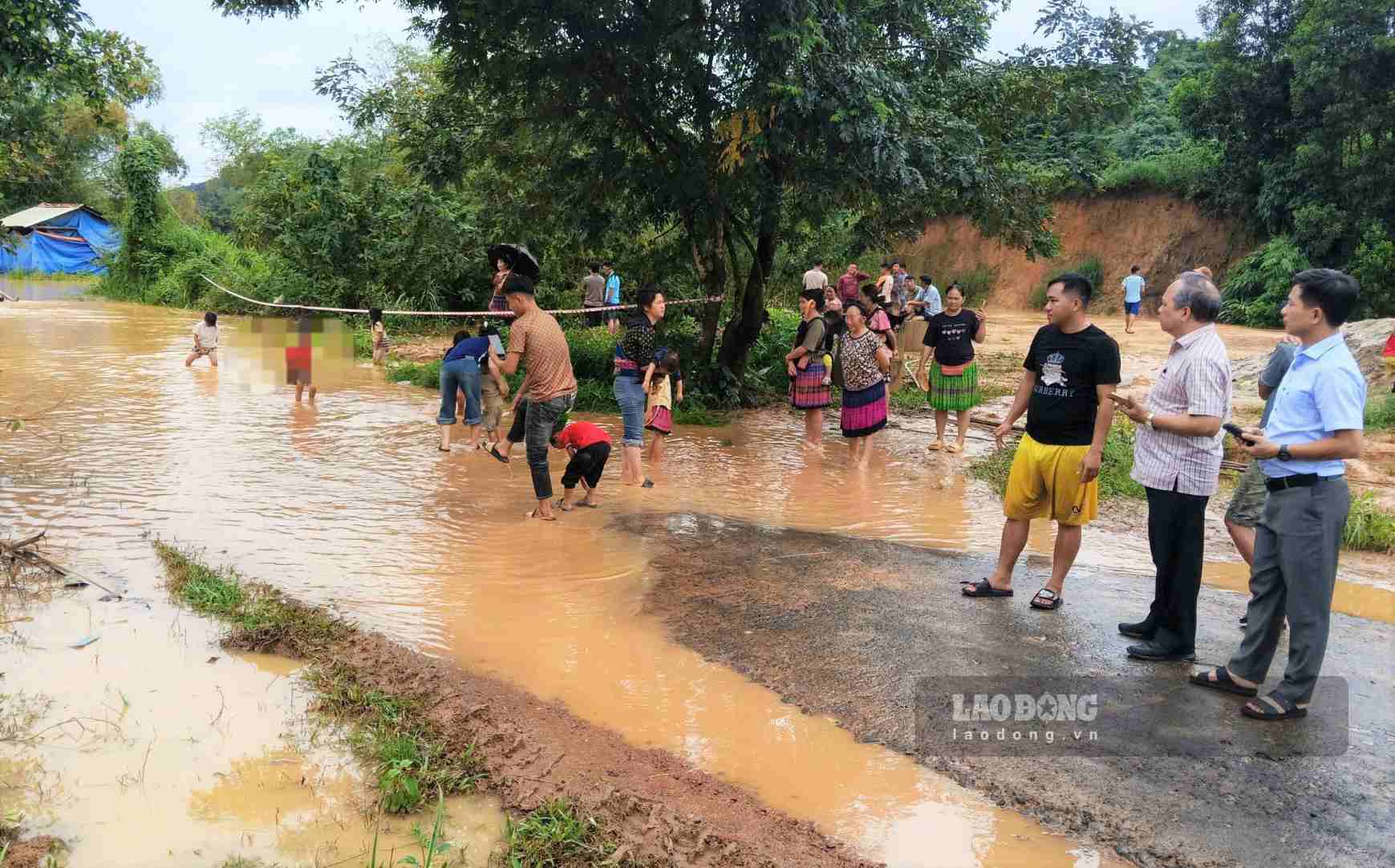 Mưa lớn khiến đường ngập làm chia cắt việc đi lại của người dân xã Tà Đùng. Ảnh chụp sáng 10.9 (Ảnh: Phúc Khánh)