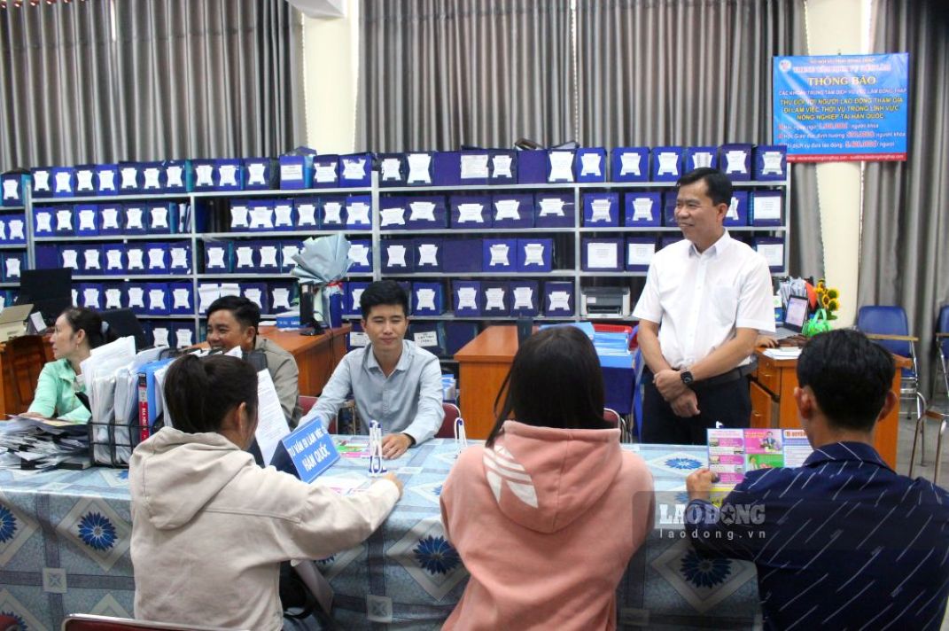 Ông Nguyễn Phú Hiếu trao đổi cùng lao động đến Trung tâm Dịch vụ việc làm Đồng Tháp tìm hiểu cơ hội sang Hàn Quốc làm việc thời vụ trong lĩnh vực nông nghiệp. Ảnh: Thanh Mai (Ảnh chụp tháng 6.2026)