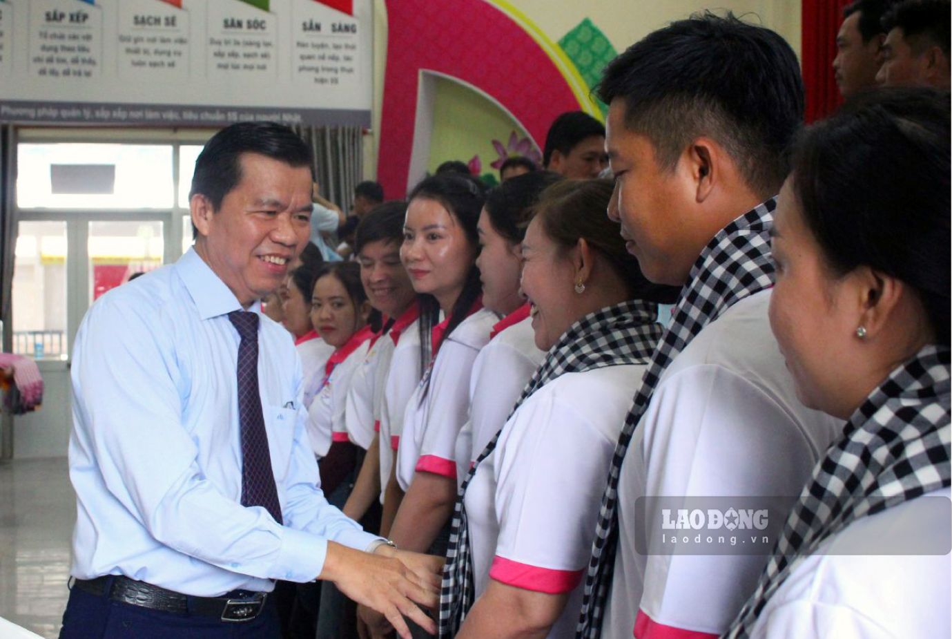 Ông Nguyễn Phú Hiếu trò chuyện với lao động đến trụ sở chính tại phường Cao Lãnh tìm hiểu việc sang Hàn Quốc làm việc thời vụ trong lĩnh vực nông nghiệp. Ảnh: Thanh Mai (Ảnh chụp tháng 6.2026)