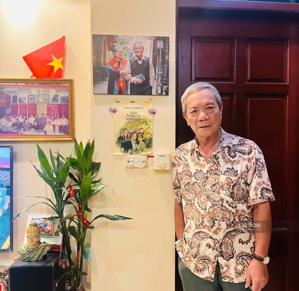 NSND Quốc Trị trong căn nhà tập thể của mình. Ảnh: Vy Lam