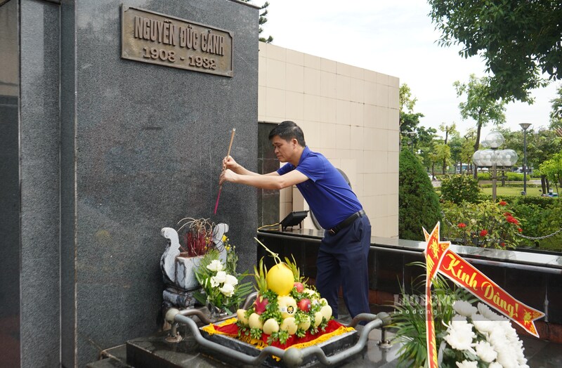Phó Chủ tịch Thường trực Tổng LĐLĐ Việt Nam Ngọ Duy Hiểu dâng hương tưởng niệm đồng chí Nguyễn Đức Cảnh trước thềm sự kiện. Ảnh: Mai Dung
