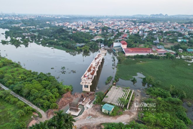 Người Hà Nội mạo hiểm lội qua cầu tạm ngập nước, dự án cầu mới đang thi công
