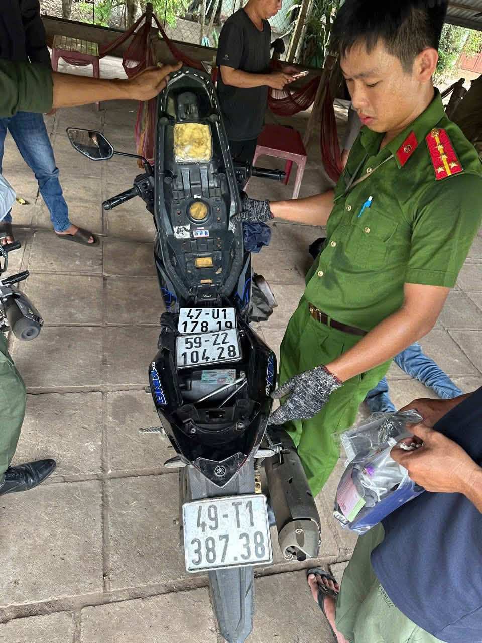 Các đối tượng di chuyển trên xe máy gắn biển số không phải biển đăng ký theo xe và mang theo 2 biển số giả. Ảnh: Công an xã Phú Giáo