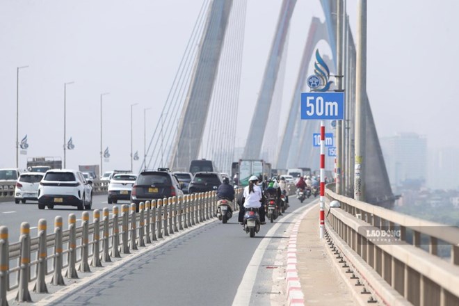 Xuất hiện loạt biển báo, vạch kẻ mới trên cầu Nhật Tân