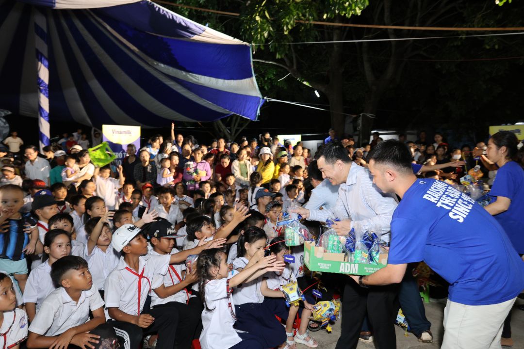 Ông Đỗ Thanh Tuấn - Giám đốc Đối ngoại Vinamilk - tham gia và trao quà cho các em học sinh trong ngày hội Trung thu tại Ea Rốk. Ảnh: Nguyễn Hoàng.