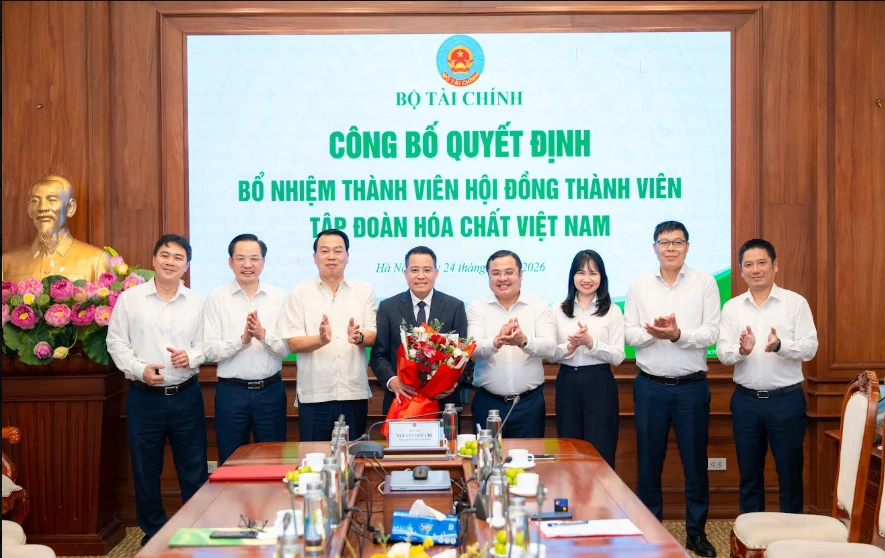 Bộ Tài chính công bố Quyết định bổ nhiệm ông Nguyễn Văn Đông giữ chức Thành viên Hội đồng thành viên Tập đoàn Hóa chất Việt Nam Bộ Tài chính công bố Quyết định bổ nhiệm ông Nguyễn Văn Đông giữ chức Thành viên Hội đồng thành viên Tập đoàn Hóa chất Việt Nam