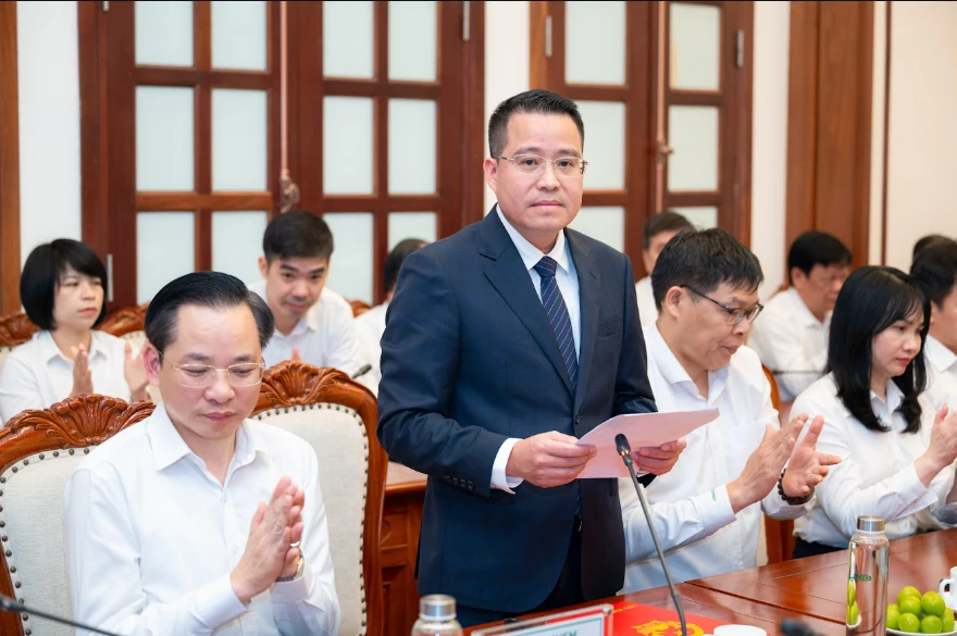Bộ Tài chính công bố Quyết định bổ nhiệm ông Nguyễn Văn Đông giữ chức Thành viên Hội đồng thành viên Tập đoàn Hóa chất Việt Nam Bộ Tài chính công bố Quyết định bổ nhiệm ông Nguyễn Văn Đông giữ chức Thành viên Hội đồng thành viên Tập đoàn Hóa chất Việt Nam