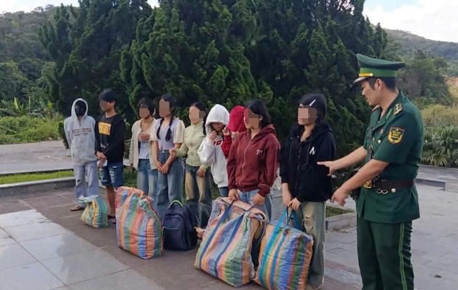 Trục xuất 9 người Lào nhập cảnh trái phép vào Việt Nam