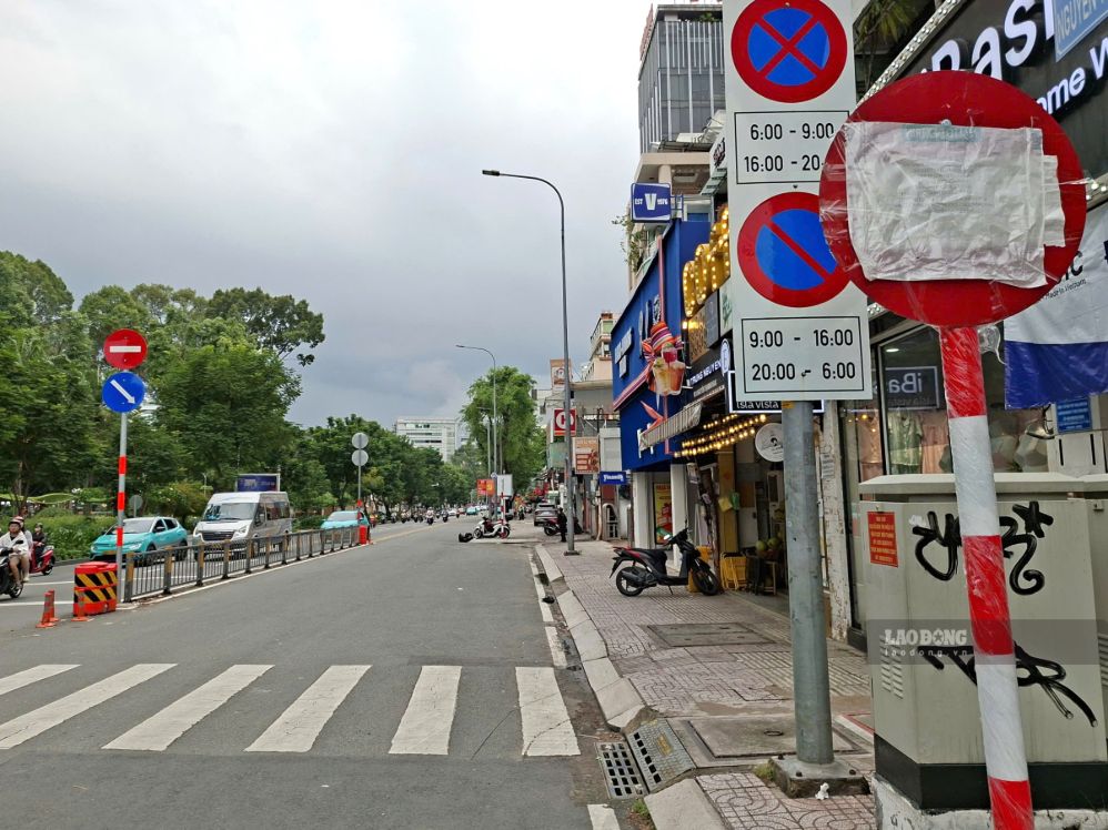 Biển báo giao thông mới được lắp trên đường Nguyễn Thị Minh Khai giao Trương Định. Ảnh: Minh Quân