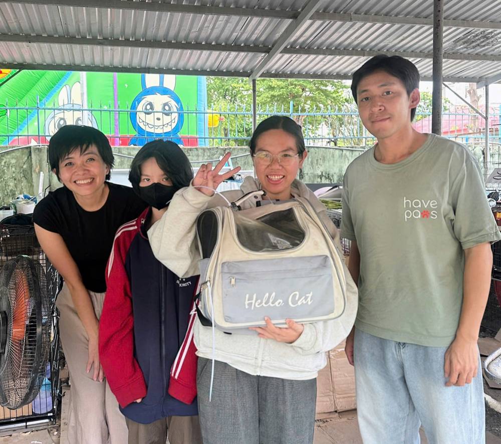 Người dân được lực lượng chức năng ban giao lại mèo bị mất trộm. Ảnh: Công an TPHCM cung cấp