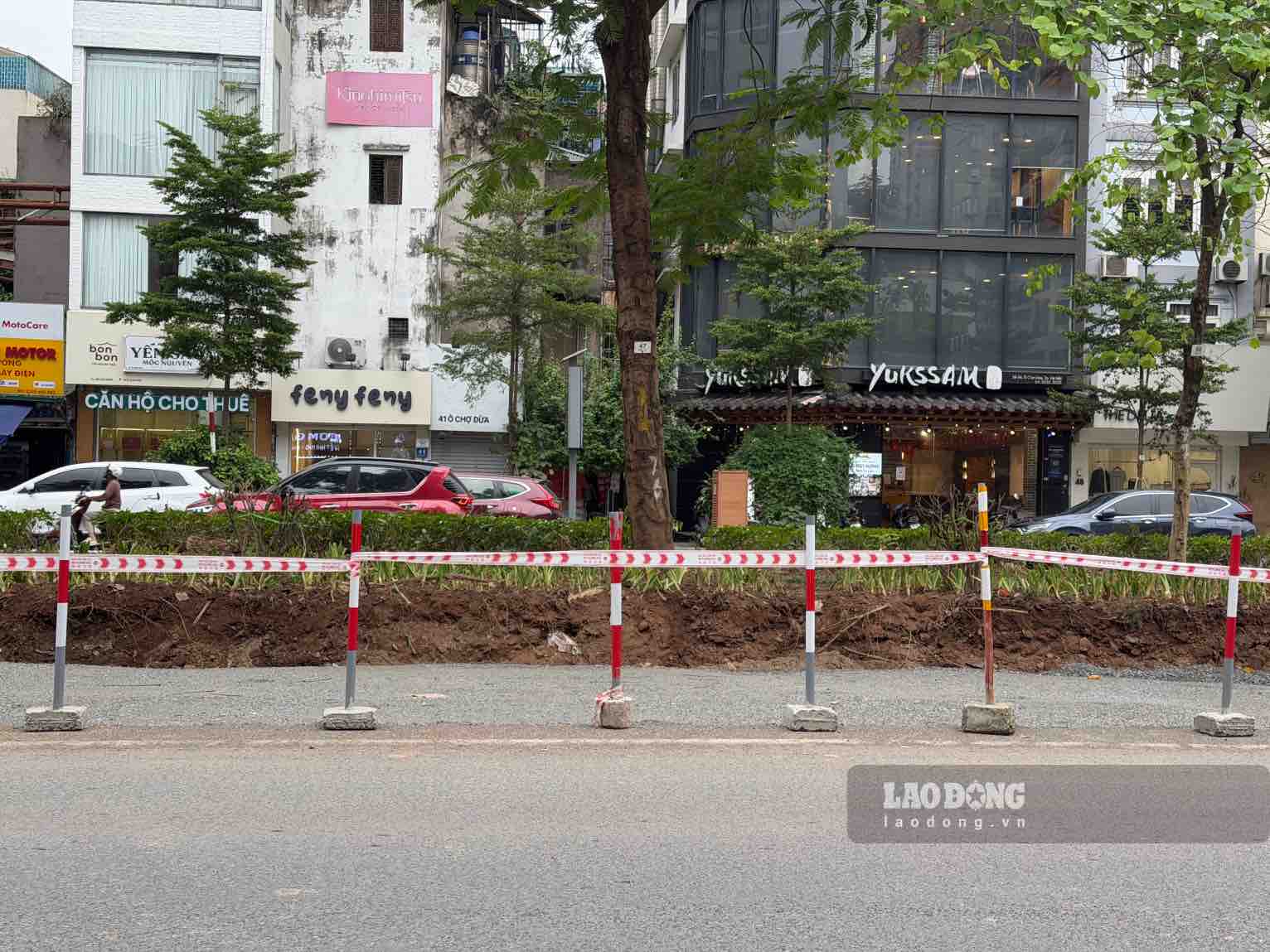 Một đoạn phố Ô Chợ Dừa đang được xén giải phân cách giữa để mở rộng lên 6 làn xe. Ảnh: Hoài Anh