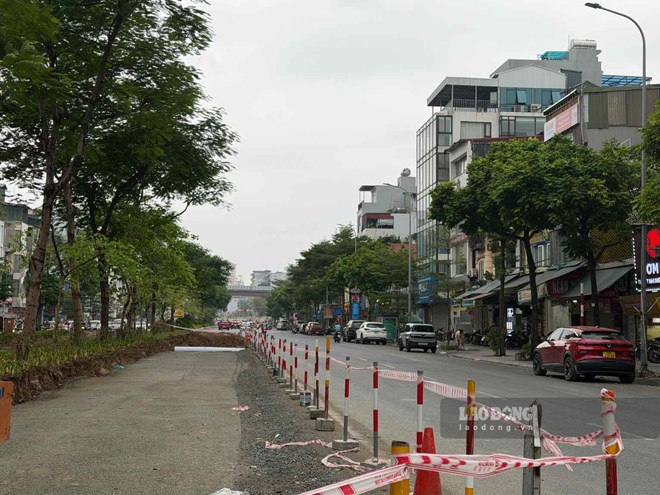 Phố Ô Chợ Dừa ở Hà Nội đang được xén dải phân cách, mở rộng 6 làn xe