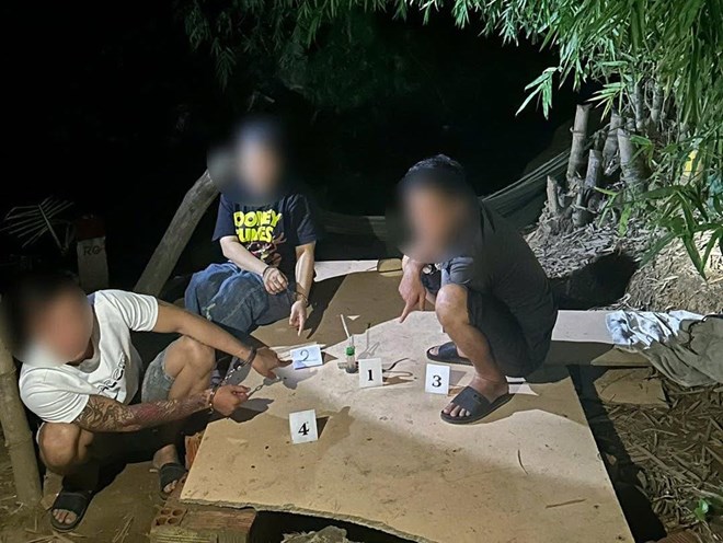 3 đối tượng rủ nhau ra nơi vắng vẻ sử dụng ma túy