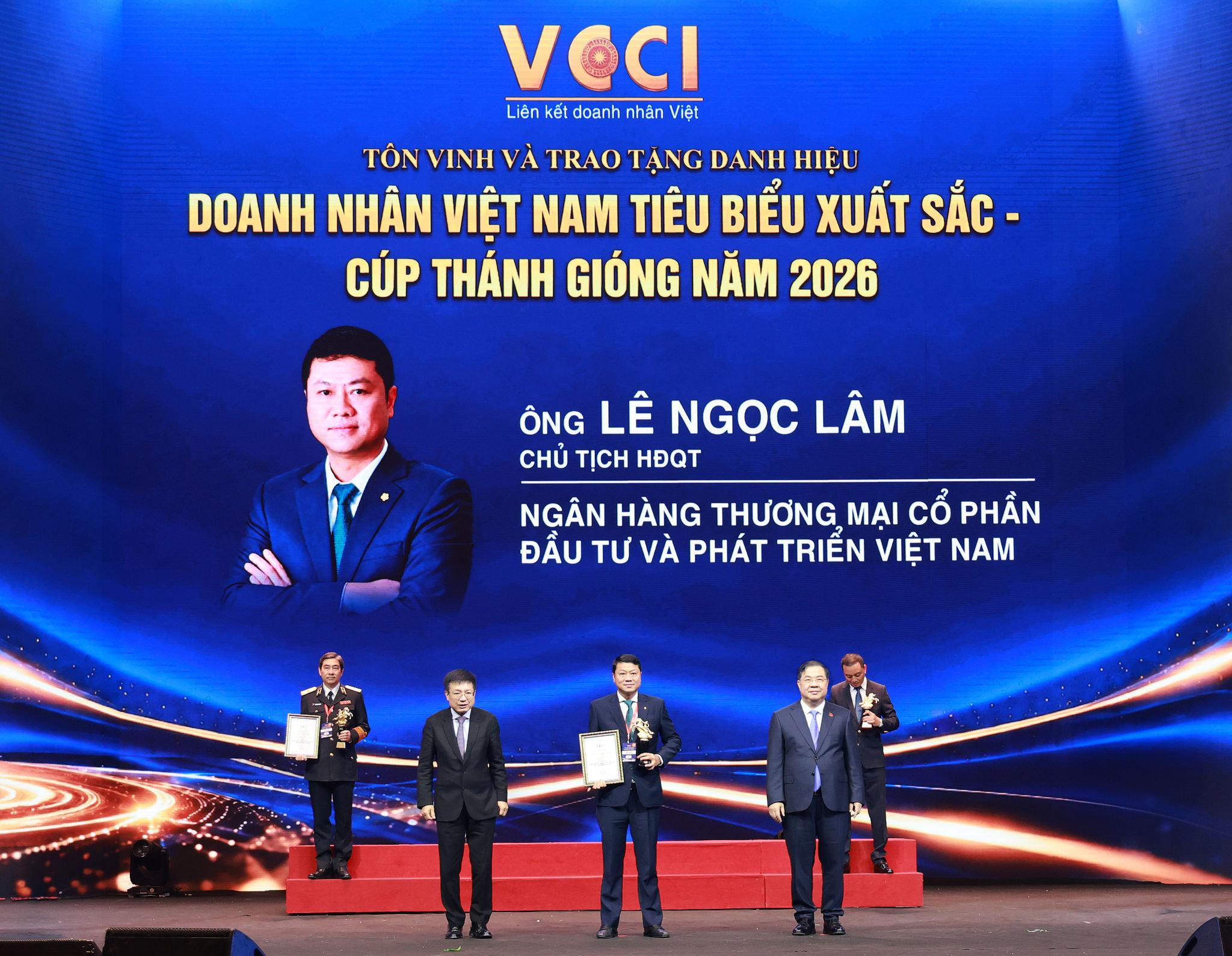 bidv.1cdn.vn-2026-10-12-_ong-le-ngoc-lam-chu-tich-hdqt-bidv-nhan-cup-thanh-giong-va-duoc-vinh-danh-trong-top-10-doanh-nhan-viet-nam-tieu-bieu-nam-2026_2.jpg