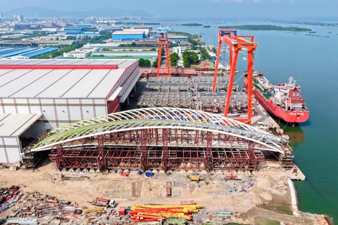 Cầu đi bộ qua sông Sài Gòn dự kiến hợp long ngày 21.10