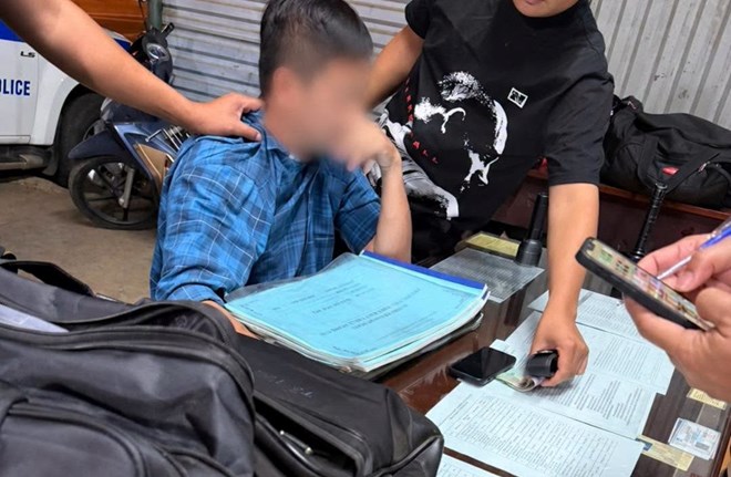 Xử lý đối tượng nghi trộm cắp tài sản của người dân trên xe khách