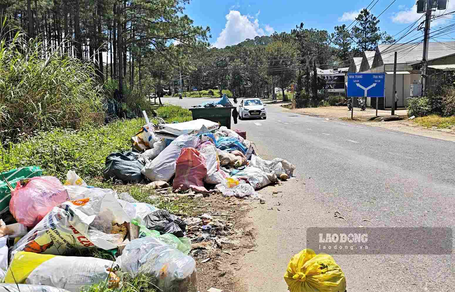 Rác thải tự phát chất đống tràn cả ra đường tại khu vực bùng binh Đarahoa (phường Lâm Viên - Đà Lạt). Ảnh: Phúc Khánh (chụp ngày 13.10)