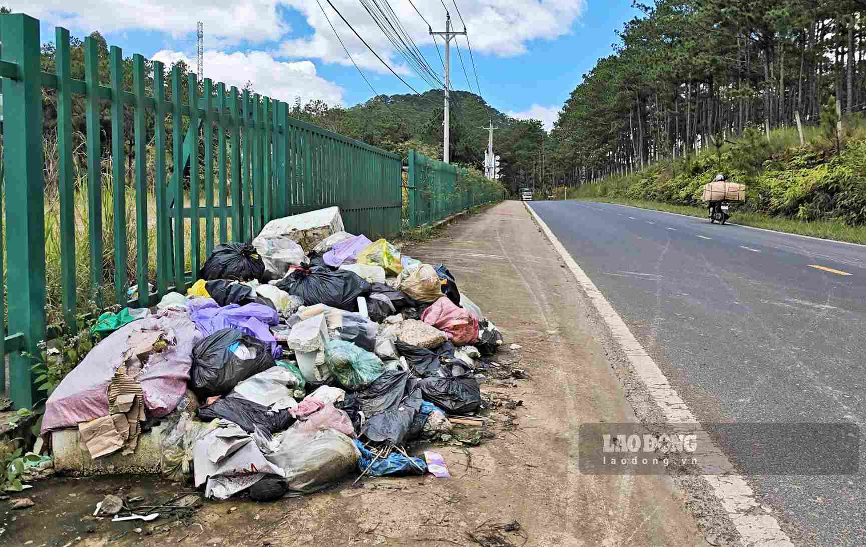 Rác thải ứ đọng trước công một khu du lịch trên địa phàn phường Lâm Viên - Đà Lạt. Ảnh: Phúc Khánh (chụp ngày 13.10)