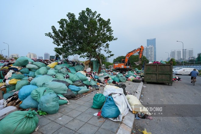 Tin tức Hà Nội 24h: Dọn quần áo chất đống ở phường Từ Liêm