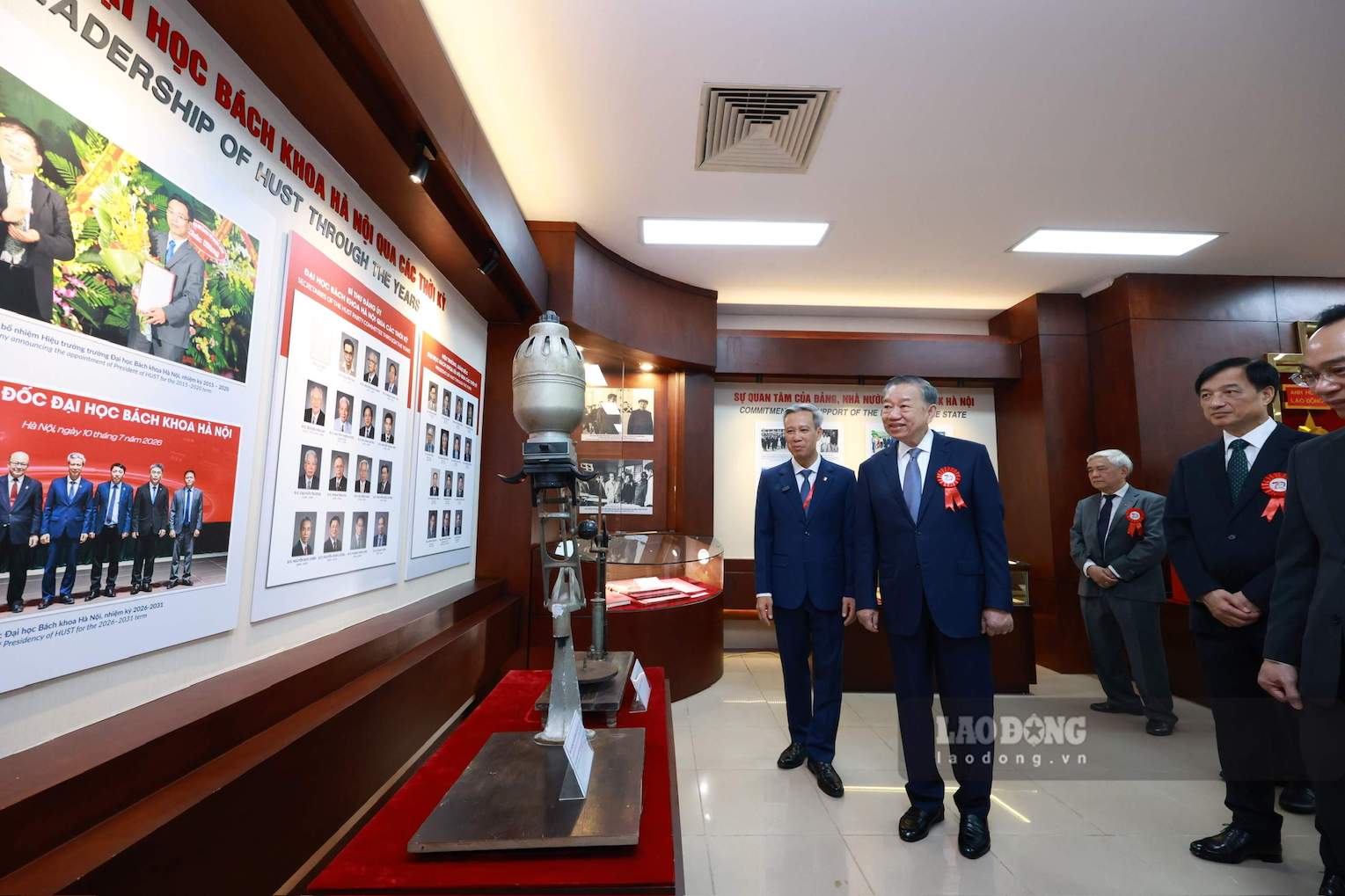 Triển lãm là tái hiện hành trình 70 năm khoa học công nghệ của Đại học Bách khoa Hà Nội qua hơn 180 sản phẩm và kết quả nghiên cứu. Ảnh: Hải Nguyễn