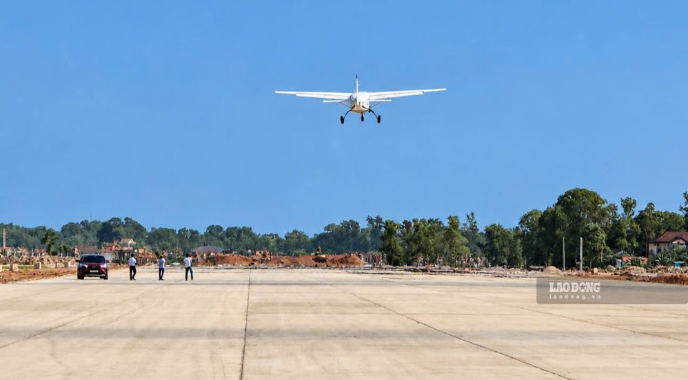 Máy bay Cessna 208 thực hiện chuyến bay kỹ thuật trên khu vực đường cất hạ cánh tại Cảng hàng không Quảng Trị ngày 15.10. Ảnh: Hưng Thơ