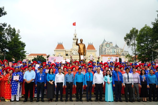 52 cặp đôi rạng rỡ trong ngày cưới tập thể ở TPHCM