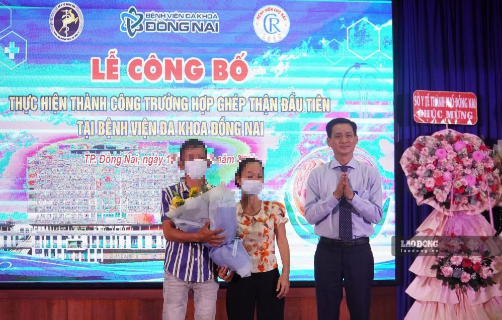 BS.CKII Đinh Cao Minh, Phó giám đốc Phụ trách điều hành Bệnh viện Đa khoa Đồng Nai (bên phải ảnh) tặng hoa chúc mừng vợ chồng anh T. và chị H. Ảnh: HAC