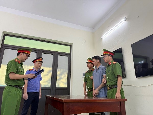 Khởi tố người bố hành hạ 2 con gái ở Phú Thọ