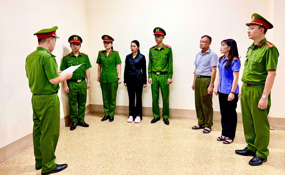 Đọc lệnh khởi tố bị can. Ảnh: CA Lào Cai